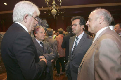 José Ángel Hermida, Emilio Gutiérrez, José Luis Ulibarri y Gregorio Chamorro charlan antes del inicio de la jornada celebrada en San Marcos.