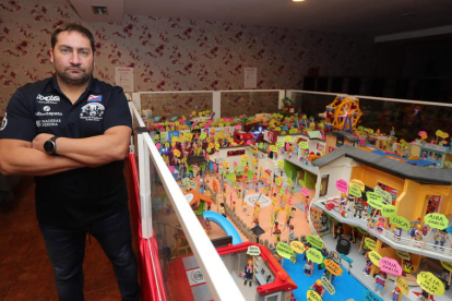 Roberto Oviedo posa junto al belén de Playmovil que reúne más de mil ‘clicks’ y por encima de las 2.000 piezas