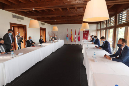 Imagen de la última reunión entre el Consejo y la Junta ante de la firma del convenio. L. DE LA MATA