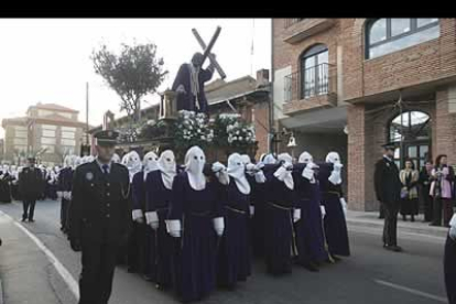 Los braceros de las Tres Caídas de San Andrés del Rabanedo también procesionaron el sábado.