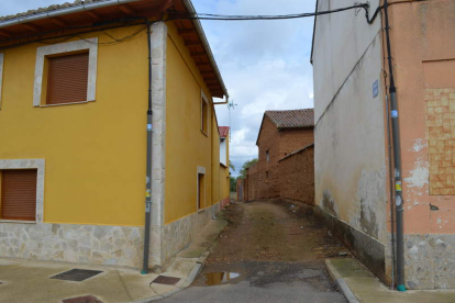 Imagen de la calle Las Tenderas de Villademor de la Vega, que será pavimentada. MEDINA