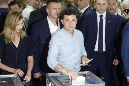 Zelenski, en el momento de votar en Kiev.