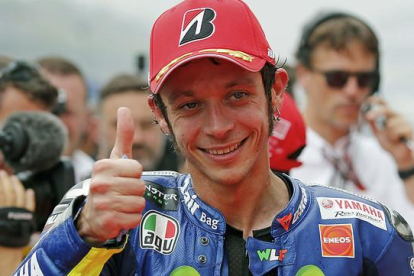 Valentino Rossi posa sonriente tras la sesión de clasificación que se celebró en el circuito de Sepang.