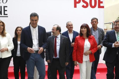 Sánchez, junto a varios de los líderes territoriales del PSOE, a finales de septiembre.