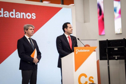 El expresidente de la Comunidad de Madrid, Ángel Garrido, junto al candidato de Ciudadanos a la presidencia regional Ignacio Aguado.