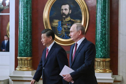 Xi Jinping y Putin entran en una sala del Kremlin para la ceremonia de firma de documentos. GRIGORY SYSOEVS