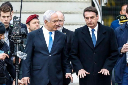 El primer ministro israelí Binyamin Netanyahu recibe a su homólogo brasileño, Jair Bolsonaro, en el aeropuerto de Tel Aviv.