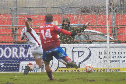 La imagen recoge el segundo gol del Calahorra, obra de Álex Arias, que sentenció el partido en La Planilla en los minutos de añadido. FERNANDO RIOJA