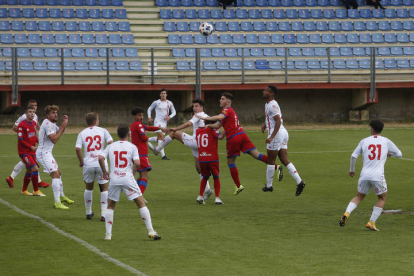 Partido de fútbol entre Cultural Leonesa B y Numancia B. F. Otero Perandones.