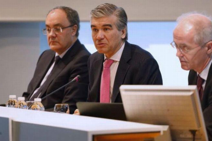 De izquierda a derecha, Tobías Martínez, Francisco Reynés y Antoni Brunet, director de Asuntos Públicos y Corporativos.