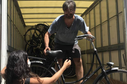 David Sáiz descarga uno de los primeros envios de bicis que entregaron a España desde Amsterdam. REDACCIÓN