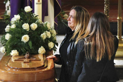 La viuda de José Luis Arias, de 45 años, el minero asturiano fallecido el pasado lunes junto a cinco compañeros leoneses en el pozo Emilio Valle de Pola de Gordón (León), junto al féretro de su esposo, durante el funeral en su memoria.