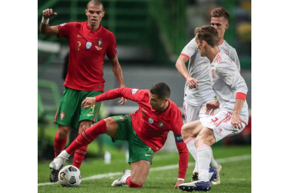 Cristiano Ronaldo trata de controlar el balón desde el suelo. CRUZ