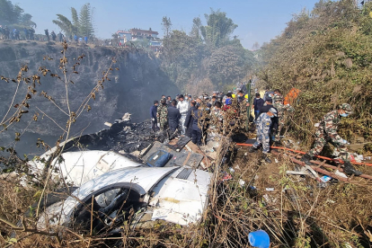 Los equipos de rescate trabajan en los restos del avión ATR72 de Yeti Airlines estrellado en Pokhara, Nepal. BIJAYA NEUPANE / EFE