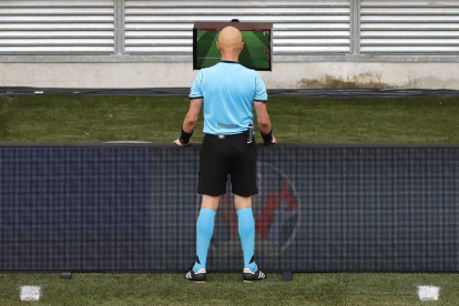 Un árbitro consulta el VAR, durante un partido de la Eurocopa. L. B.
