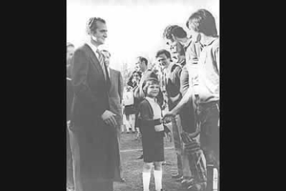 Durante su infancia, el príncipe acompañó a su padre en numerosos actos. En la imagen, reciben a los jugadores del equipo español de hockey hierba que se acababa de proclamar campeón de Europa.