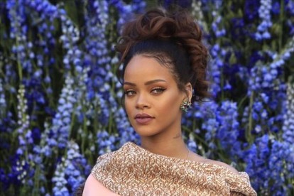 Rihanna posa en el 'photocall' del desfile de Dior en París, el pasado 12 de noviembre