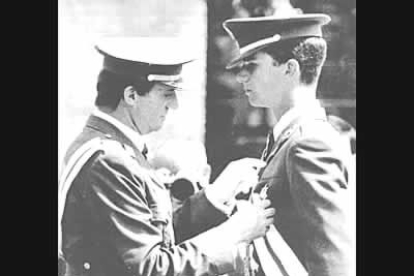 Tras cursar COU en un colegio de Toronto, el Príncipe comenzó su formación castrense en la Academia General Militar de Zaragoza.