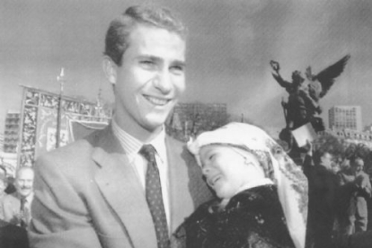 En aquellos años, el príncipe ya realizaba diversas visitas oficiales. En la imagen, una bonita fotografía de Buenos Aires en la que tiene en brazos a una niña vestida con el traje regional gallego.