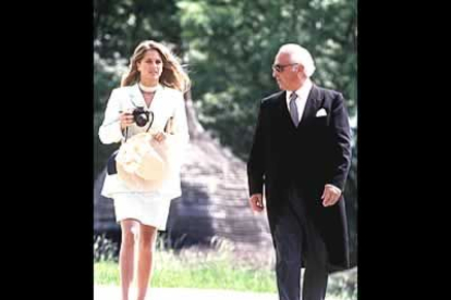 En el verano de 1989, cuando tenía 21 años, al Príncipe se le empezó a relacionar con Isabel Sartorius, hija del Marqués de Mariño. Comenzaba un noviazgo que duraría cuatro años.