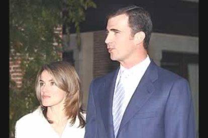 En noviembre de 2003 saltaba la sorpresa al anunciar la Casa Real el compromiso del Príncipe con Doña Letizia Ortiz Rocasolano. Su relación había empezado siete meses antes y el 22 de mayo de 2004 tendría lugar el enlace.