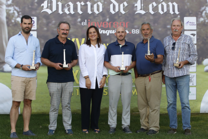 El equipo ganador del Pro Am, liderado por Pedro Erice, recibe el premio de manos 
de Adriana Ulibarri, presidenta de Diario de León.
