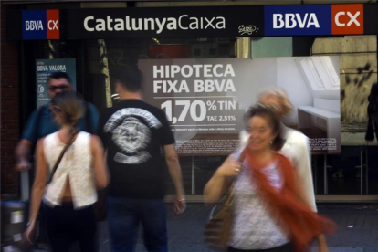Anuncios de hipotecas en una entidad bancaria en Barcelona