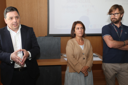 El directivo financiero del grupo Cupa, Antonio Trincado (izquierda), junto a la directora de la agencia de innovación y un investigador. L. DE LA MATA