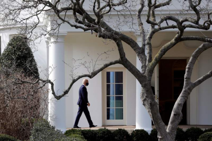 Joe Biden camina hacia la Oficina Oval de la Casa Blanca. YURI GRIPAS