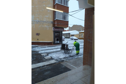 Los servicios de limpieza retiran la nieve de las calles de San Andrés. DL