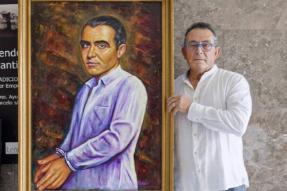 El pintor Luis Zotes posa junto a su retrato homenaje a Federico García Lorca. JOSÉ MARÍA ESPÍ DUEÑAS