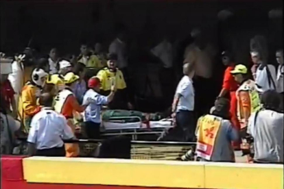 Ayrton Senna llega en camilla al 'pit lane' de Ímola tras su fatal accidente en la curva de Tamburello, en una grabación inédita de 1994.