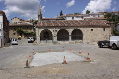 Espacio donde estaba el monolito a los mayores ya retirado para hacer aparcamientos. CAMPOS