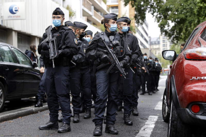 Oficiales de la policía francesa, durante su actuación de la jornada de ayer. IAN LANGSDON