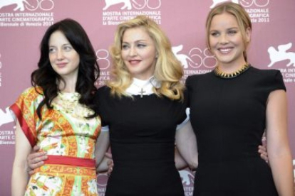 Madonna posa con las actrices Andrea Riseborough (izquierda) y Abbie Cornish durante la presentación de la segunda película como directora de la cantante.