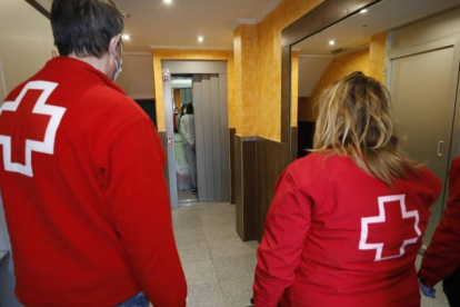 Los verdaderos voluntarios de Cruz Roja no piden dinero por las casa. MARCIANO PÉREZ