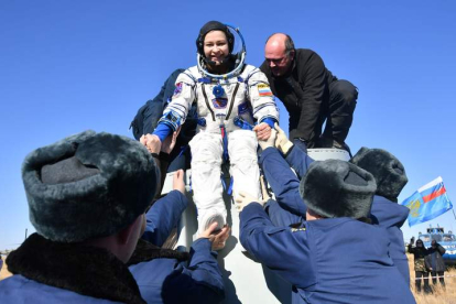 La actriz Yulia Peresild sale de la Soyuz ayudada por personal de tierra en la EEI en Kazajistán. PAVEL KASSIN / ROSCOSMOS PRESS