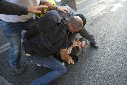 La policía detiene al judío ultraortodoxo que ha perpetrado el ataque.