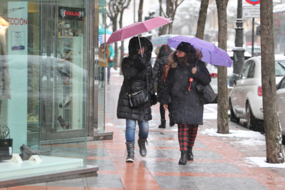 Personas con paraguas para protegerse de la nieve y el viento.RAMIRO