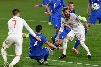 Morata y Ramos disputan un balón a los delanteros griegos en un partido donde España apenas tiró a puerta. MIGUEL ÁNGEL MOLINA
