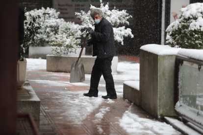 Una persona mayor camina entre las calles nevadas de la ciudad. RAMIRO