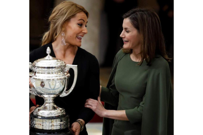 La reina Letizia y Lydia Valentín, en una entrega de premios en 2018. EMILIO NARANJO