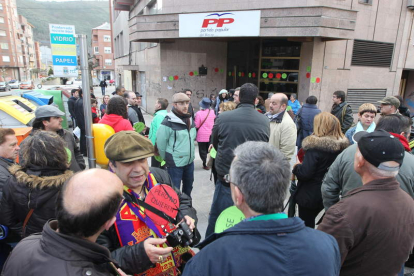 Medio centenar de ponferradinos acudieron a la concentración ante la sede del PP.