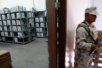 Un soldado custodia material electoral en la ciudad de Juárez.