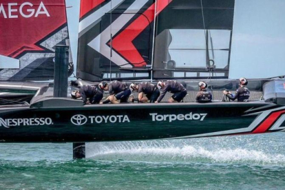El barco del equipo Emirates Team New Zealand, con sus revolucionarias bicicletas, entrenando en su base de Auckland el pasado mes de febrero.