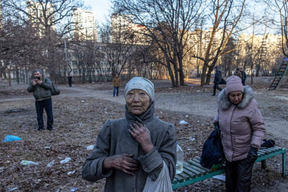 Dos mujeres mayores tras salir de su casa bombardeada por Putin. ROMAN PILIPEY