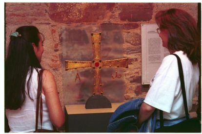 Reproducción de la Cruz de Peñalba en el Museo del Bierzo.