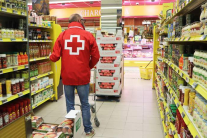 Personal de Cruz Roja recoge los pedidos en un supermercado. DL