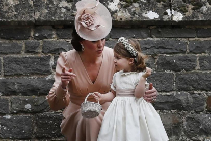 Catalina Middleton con su hija Carlota, en la boda de Pippa Middleton y James Matthews, el pasado 20  de mayo.