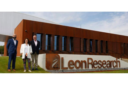 Alfonso García Cañamaque, CEO de León Research, Rocío García Cañamaque, fundadora del proyecto y Manuel Valbuena Rodríguez, responsable de logística. FERNANDO OTERO
